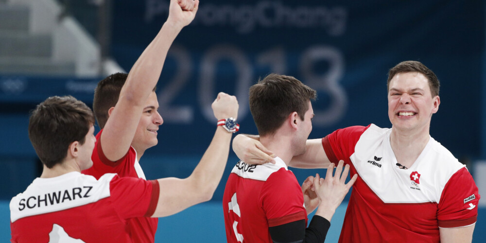 Šveices komandā bronzas medaļas kaklā kāra skips Peters de Kruss, viceskips Benuā Švarcs, Klaudio Pēcs, Valantēns Tanners, Dominiks Maerki un treneris Klaudio Peša.