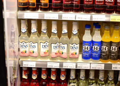 Alkoholisko dzērienu plaukts veikalā.