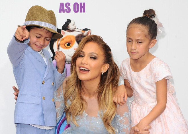 Дженнифер Лопез опубликовала трогательные поздравления своим детям в 10-й день рождения