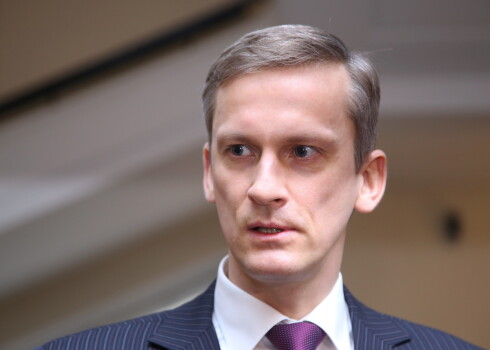 Latvijas Bankas padomes loceklis Domburam atklāj, ka pirms kāda laika "ABLV" piedāvājusi "savdabīgu darījumu par miljardu"