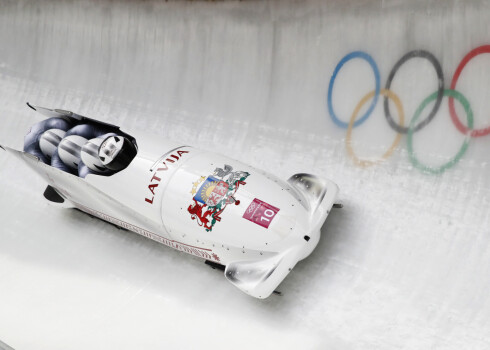 Oskara Melbārža ekipāža Phjončhanas olimpisko spēļu trasē.