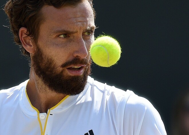 Ernests Gulbis Dubaijā uzvarējis pasaules pirmā simtnieka tenisistu