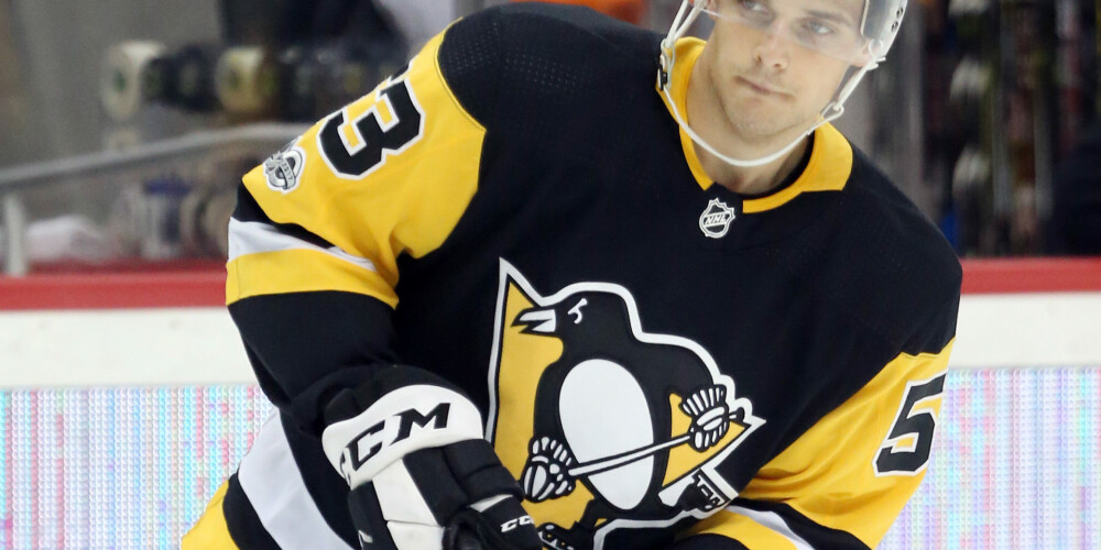 Pitsburgas "Penguins" piesaista trīs konkurentus mūsu hokejistam Bļugeram