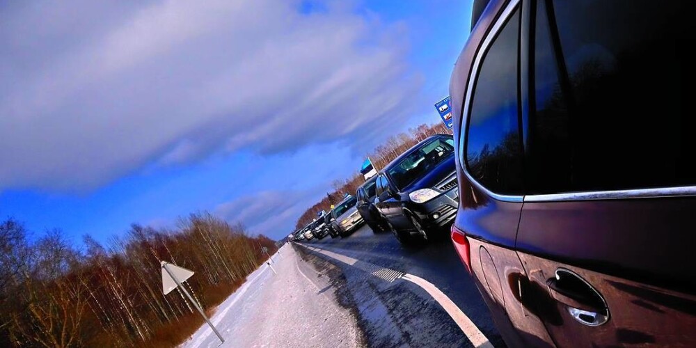 Protestējošie igauņi, kuri autokolonnā brauc uz Latviju, radījuši sastrēgumus uz mūsu ceļiem