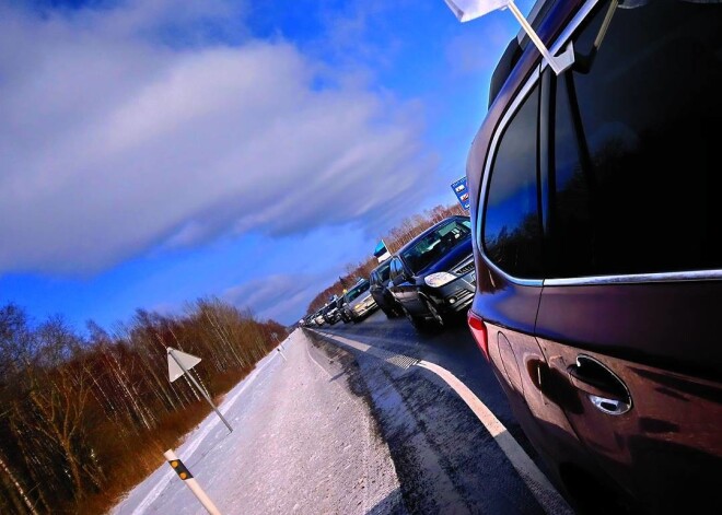 Protestējošie igauņi, kuri autokolonnā brauc uz Latviju, radījuši sastrēgumus uz mūsu ceļiem