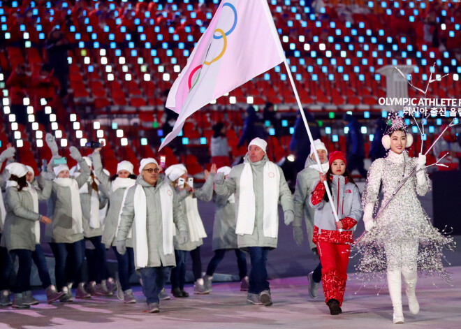 Diskvalifikācijas paliek spēkā: Krievijas sportisti arī noslēguma ceremonijā olimpiskajā stadionā iesoļos zem neitrāla karoga