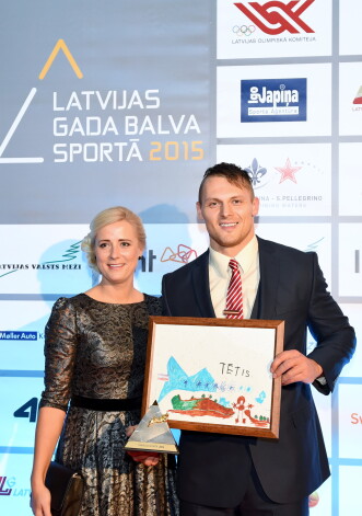 Latvijas bobslejists Daumants Dreiškens ar balvu nominācijā "Paraugs sportā" un sieva Guna "Latvijas Gada balvas sportā 2015" pasniegšanas ceremonijā.