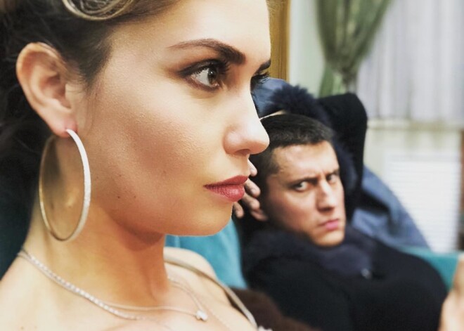 Фотобомба из Риги: Прилучный без штанов испортил гламурный образ Муцениеце