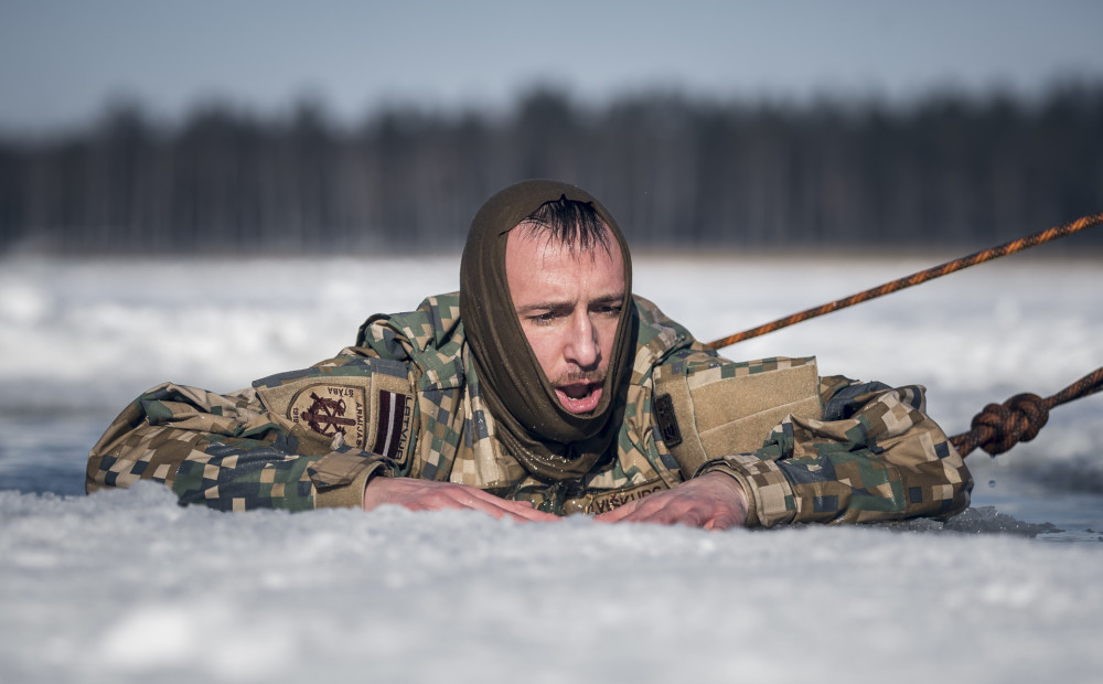 Bruņoto spēku karavīri -15 grādu salā trenējas izdzīvot pēc ielūšanas ledū