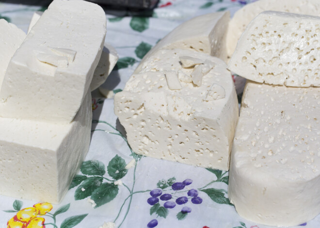 Siers ar vēsturi - brinza (+ populārā izraēliešu recepte: šakšuka ar brinzu)