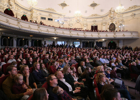 Skatītāji kinoteātrī Splendid Palace ieradušies uz filmas "Paradīze 89" pirmizrāde.