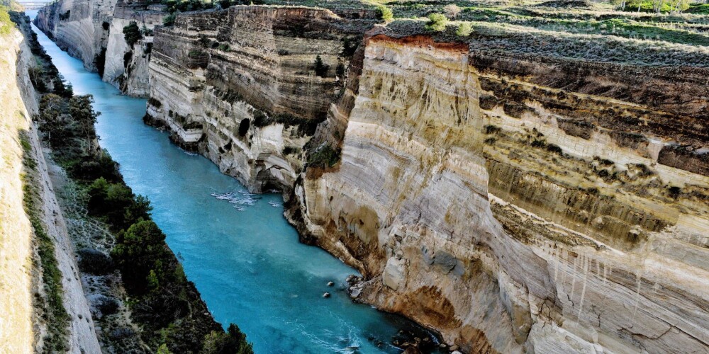 Grieķijā zemes nogruvuma dēļ slēgts Korintas kanāls