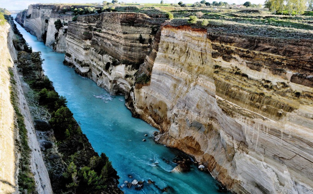 Grieķijā zemes nogruvuma dēļ slēgts Korintas kanāls