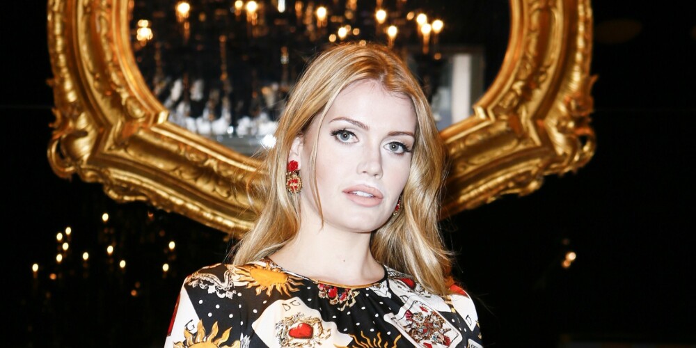 Krāšņajā "Dolce & Gabbana" skatē tērpus demonstrē arī princeses Diānas brāļameita