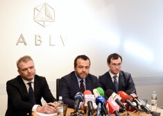 "ABLV Bank" līdzīpašnieks un padomes priekšsēdētājs Oļegs Fiļs (no kreisās), bankas valdes priekšsēdētājs Ernests Bernis un valdes priekšsēdētāja vietnieks Vadims Reinfelds piedalās preses konferencē, kurā paziņo par gaidāmo bankas pašlikvidācijas procesu un to, kā tiks izvēlēti bankas likvidatori.