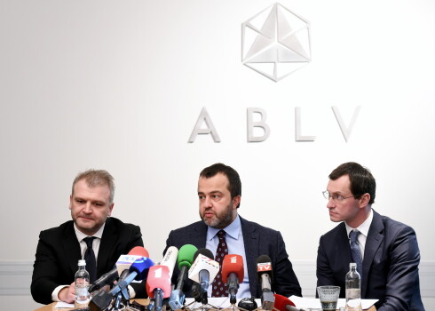 "ABLV Bank" līdzīpašnieks un padomes priekšsēdētājs Oļegs Fiļs (no kreisās), bankas valdes priekšsēdētājs Ernests Bernis un valdes priekšsēdētāja vietnieks Vadims Reinfelds piedalās preses konferencē, kurā paziņo par gaidāmo bankas pašlikvidācijas procesu un to, kā tiks izvēlēti bankas likvidatori.