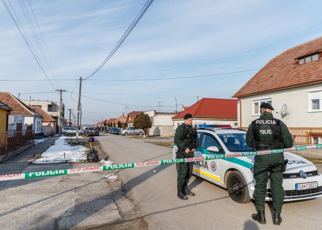 27 gadus vecā Kucjaka un viņa draudzenes Martinas Kušnirovas līķi ar šautām brūcēm tika atrasti svētdienas vakarā pāra mājā Veļka Mačā Bratislavas austrumu pievārtē.