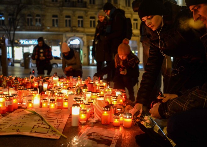 27 gadus vecā Kucjaka un viņa draudzenes Martinas Kušnirovas līķi ar šautām brūcēm tika atrasti svētdienas vakarā pāra mājā Veļka Mačā Bratislavas austrumu pievārtē.