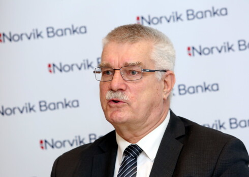 KNAB vērtēs deputāta Andra Siliņa rīcību, reklamējot pasākumā "Norvik bankas" pakalpojumus.