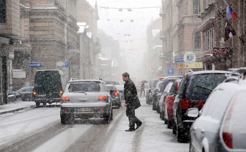 Lai arī no rītdienas ziemas riepas nav obligātas, CSDD šoferus aicina domāt ar galvu