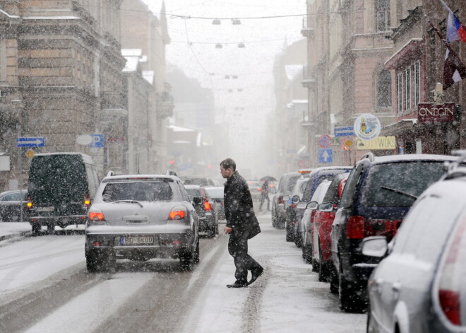 Lai arī no rītdienas ziemas riepas nav obligātas, CSDD šoferus aicina domāt ar galvu