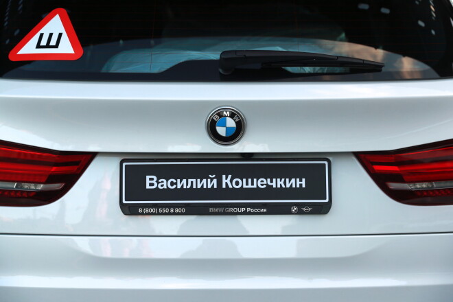 Автомобиль BMW с именным номером вратаря сборной России по хоккею Василия Кошечкина