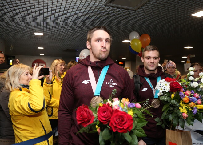 Bronzas medaļnieks bobsleja divnieku sacensībās Oskars Melbārdis sagaidīšanas pasākuma laikā starptautiskajā lidostā "Rīga", atgriežoties no Phjončhanas olimpiskajām spēlēm.