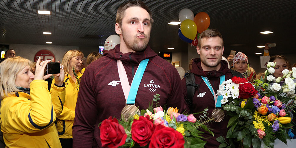 Bronzas medaļnieks bobsleja divnieku sacensībās Oskars Melbārdis sagaidīšanas pasākuma laikā starptautiskajā lidostā "Rīga", atgriežoties no Phjončhanas olimpiskajām spēlēm.