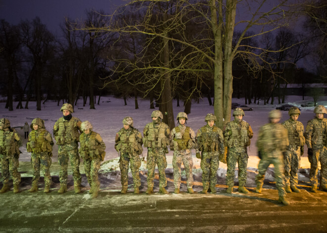 Naktī uz piektdienu, 2. martu, īstas militārās “iesvētības” piedzīvoja Latvijas Nacionālās aizsardzības akadēmijas (LNAA) kadetu kandidāti, kuri īpašās aktivitātēs aukstas nakts vidū kļuva par pilntiesīgiem akadēmijas kandidātiem.