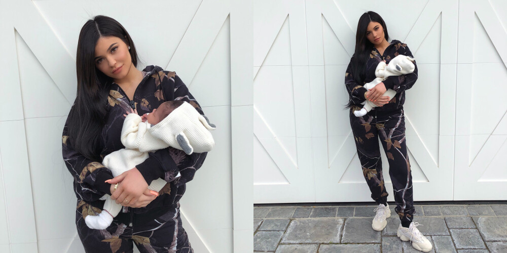 Кайли Дженнер позирует с дочерью Сторми, которой 1 марта исполнился месяц
