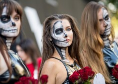 Šis ir miermīlīgs protests Londonas Modes nedēļas laikā – aktīvistes ir tērptas vegāniskās ādas drēbēs, kā viņas dēvē šos parastas plastmasas izstrādājumus. 