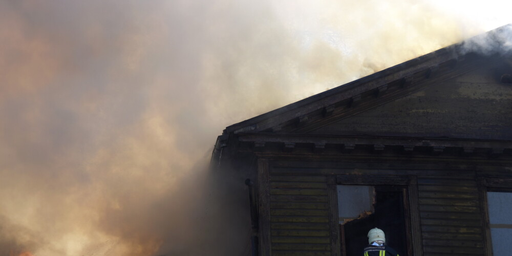 Jūrmalā uguns lielā platībā izpostījusi koka māju, viens cilvēks cietis