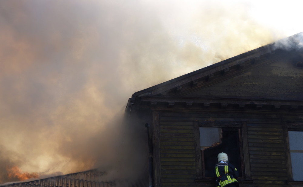 Jūrmalā uguns lielā platībā izpostījusi koka māju, viens cilvēks cietis