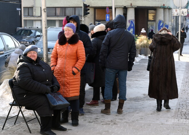 Cilvēki joprojām turpina salt rindās, internetā gaida 76 tūkstoši, bet biļetes uz svētkiem jau beigušās