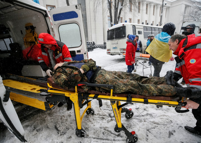 Kijevā naktī uz sestdienu izcēlušās sadursmes starp policiju un pie parlamenta uzslietās telšu pilsētiņas iemītniekiem, un policija ziņo, ka aizturēti vairāk nekā 100 cilvēki.