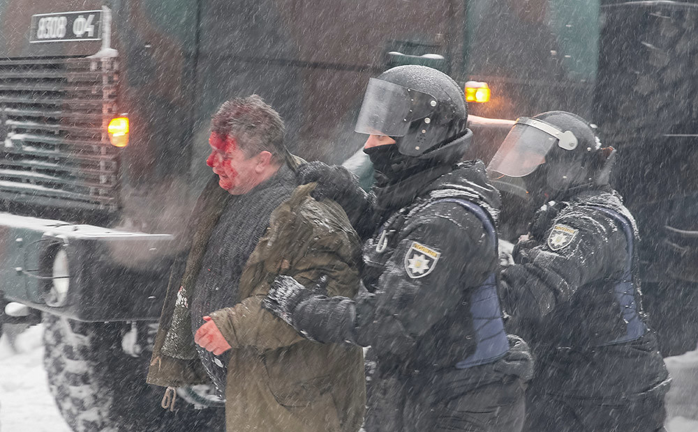 Ziemotajā Kijevā sniegs iekrāsojas sārts: izcēlušās vardarbīgas sadursmes starp policiju un Saakašvili atbalstītājiem