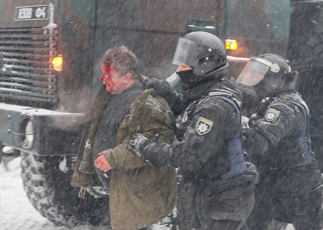 Ziemotajā Kijevā sniegs iekrāsojas sārts: izcēlušās vardarbīgas sadursmes starp policiju un Saakašvili atbalstītājiem
