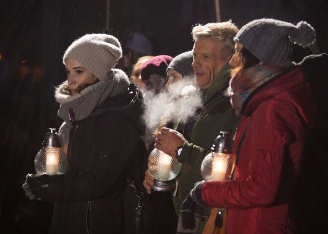 Visā Slovākijā piektdien notika demonstrācijas, lai nosodītu žurnālista Jāna Kucjaka slepkavas un godinātu viņa piemiņu.