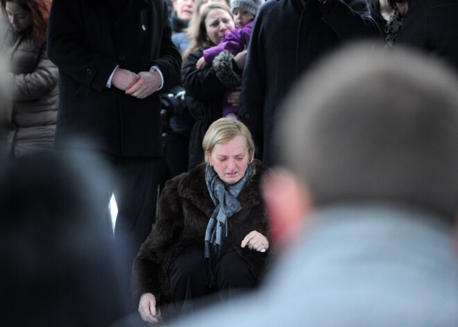 Tuvinieki un draugi piedalās nogalinātā pētnieciskā žurnālista Jāna Kucjaka un viņa draudzenes bērēs.