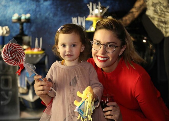 Агата Муцениеце показала самое первое селфи с новорожденной дочерью