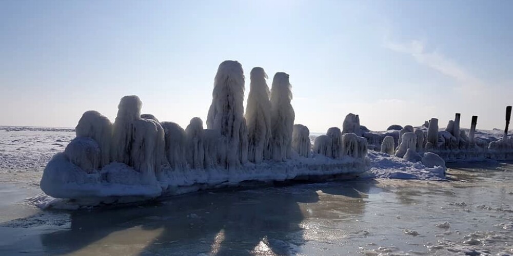 Ledus skulptūras Rīgas jūras līcī rietumu piekrastē.