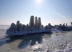 Ledus skulptūras Rīgas jūras līcī rietumu piekrastē.