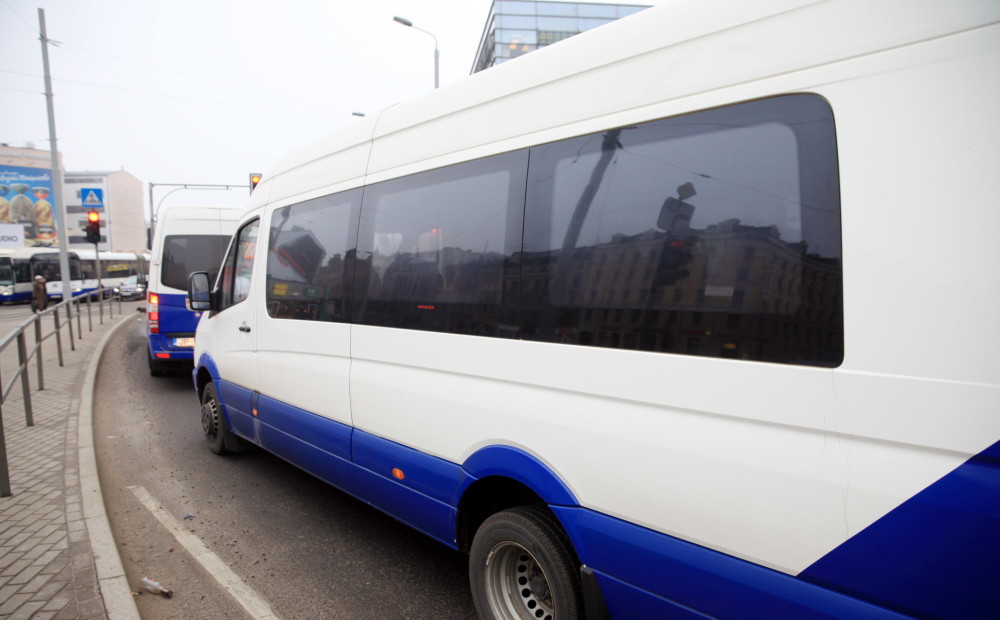 “Rīgas satiksmes” maršrutos šodien sāk kursēt arī minibusi