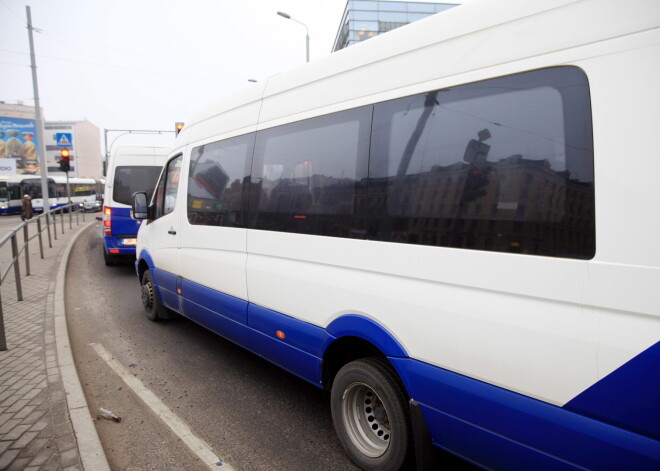 “Rīgas satiksmes” maršrutos šodien sāk kursēt arī minibusi