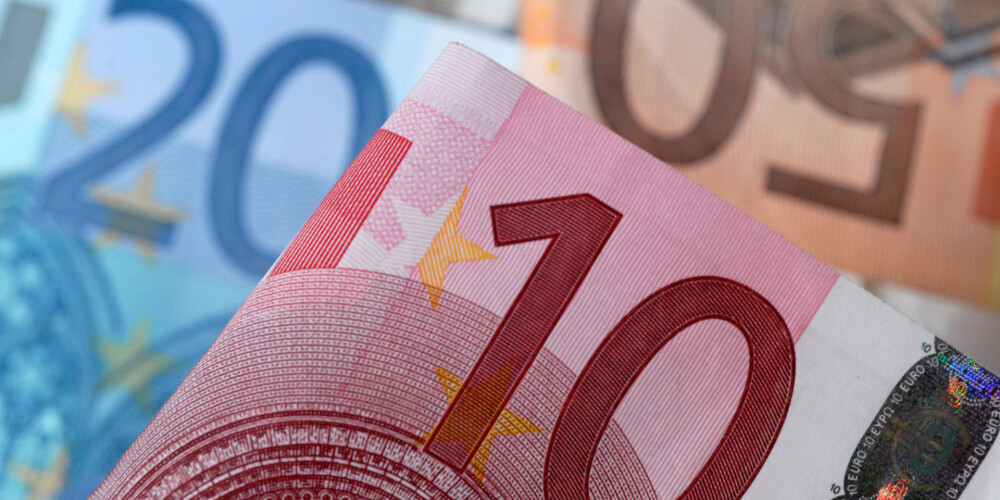Finanšu un kapitāla tirgus komisija (FKTK) ir valsts iestāde, kas pārrauga un regulē Latvijas banku, krājaizdevēju sabiedrību, apdrošināšanas sabiedrību un apdrošināšanas starpnieku, finanšu instrumentu tirgus dalībnieku, privāto pensiju fondu, maksājumu iestāžu un elektroniskās naudas iestāžu darbību