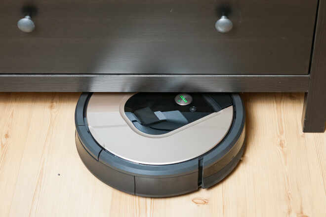 Vaicāts, vai izjūt atvieglojumu, kopš mājoklī grīdas uzkopšana uzticēta robotizētajam putekļsūcējam iRobot Roomba, Ainārs Ančevskis priecīgi saka: „Jā, ekselenti!” Zem mēbelēm nekad iepriekš neesot valdījusi tāda spodrība kā tagad.