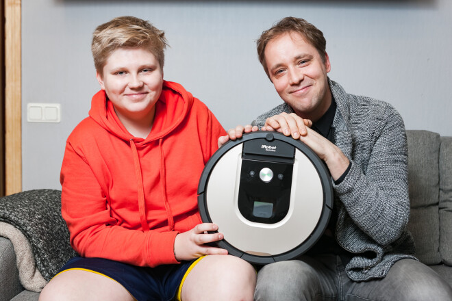 „Novērtēju, ka ērta ir arī robota apkopšana. Izņemt un iztīrīt miskastes tvertni, noslaucīt ritenīšus un izņemt no slotiņām kādu ieķērušos putekli ir ātri un vienkārši, un tas nav jādara pēc katras lietošanas reizes,” paskaidro Ainārs Ančevskis.