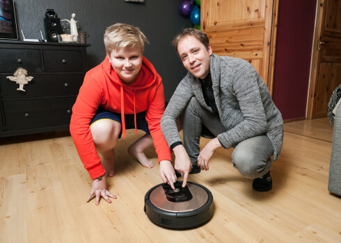 Ainārs ar dēlu Raiti un savu jauno palīgu iRobot Roomba 966. „Gluži kristījuši savu robotu neesam, saucam to vienkārši par robi. Tagad mājās esam trīs džeki,” smej Ainārs. „Tā kā jauniņais čakli strādā, mums ar Raiti ir platie vakari!” 