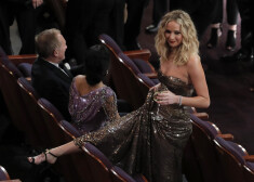 В своем репертуаре: Дженнифер Лоуренс с бокалом вина в руках прошлась по креслам на церемонии "Оскар-2018"