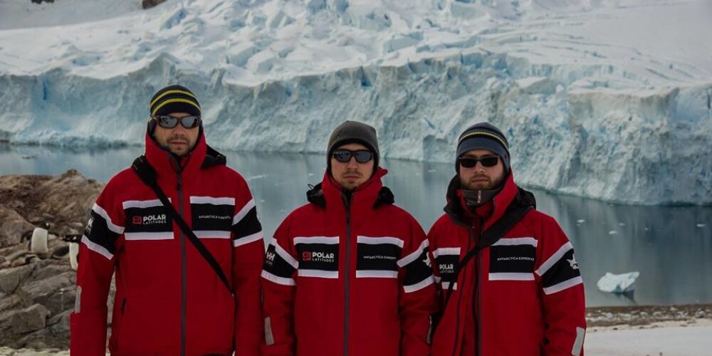 Latviešu pētnieku - Jāņa Karuša, Kristapa Lamstera un Māra Krievāna kopbilde Antarktīdā.